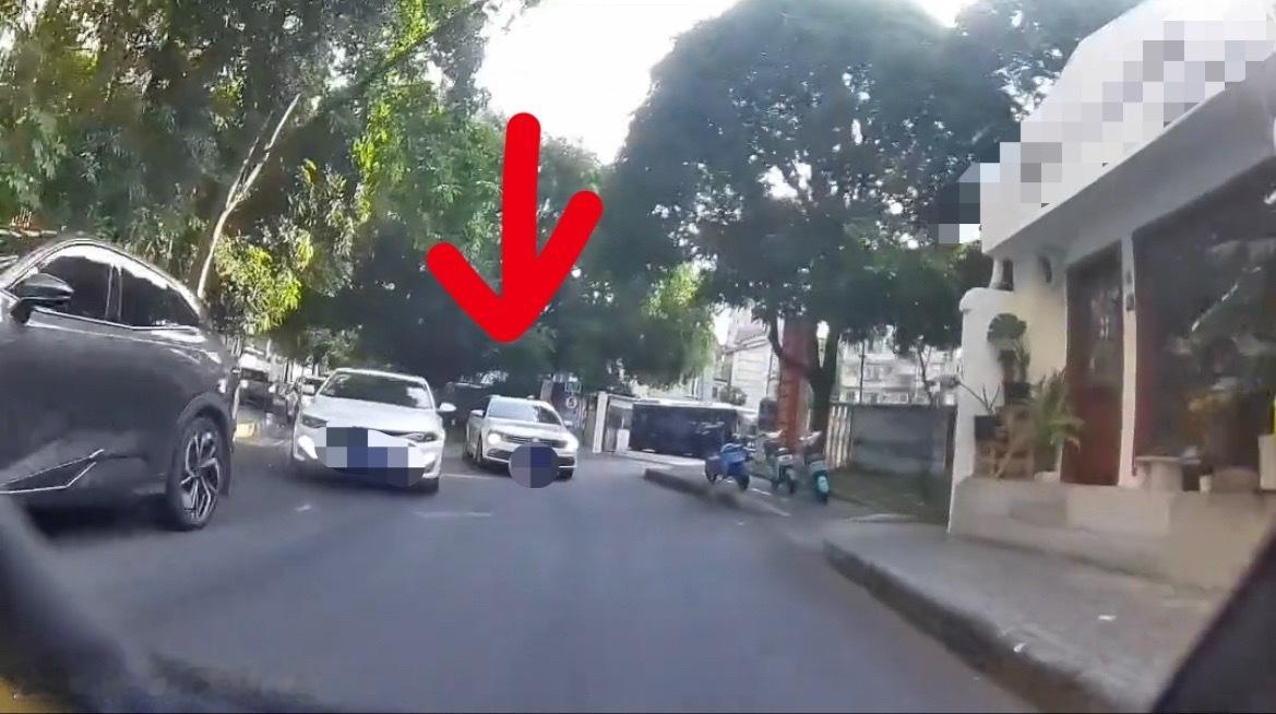 10月22日08:21分，南宁青山北路小轿车弯道瞎超车 ，直接一键举报安排上了。