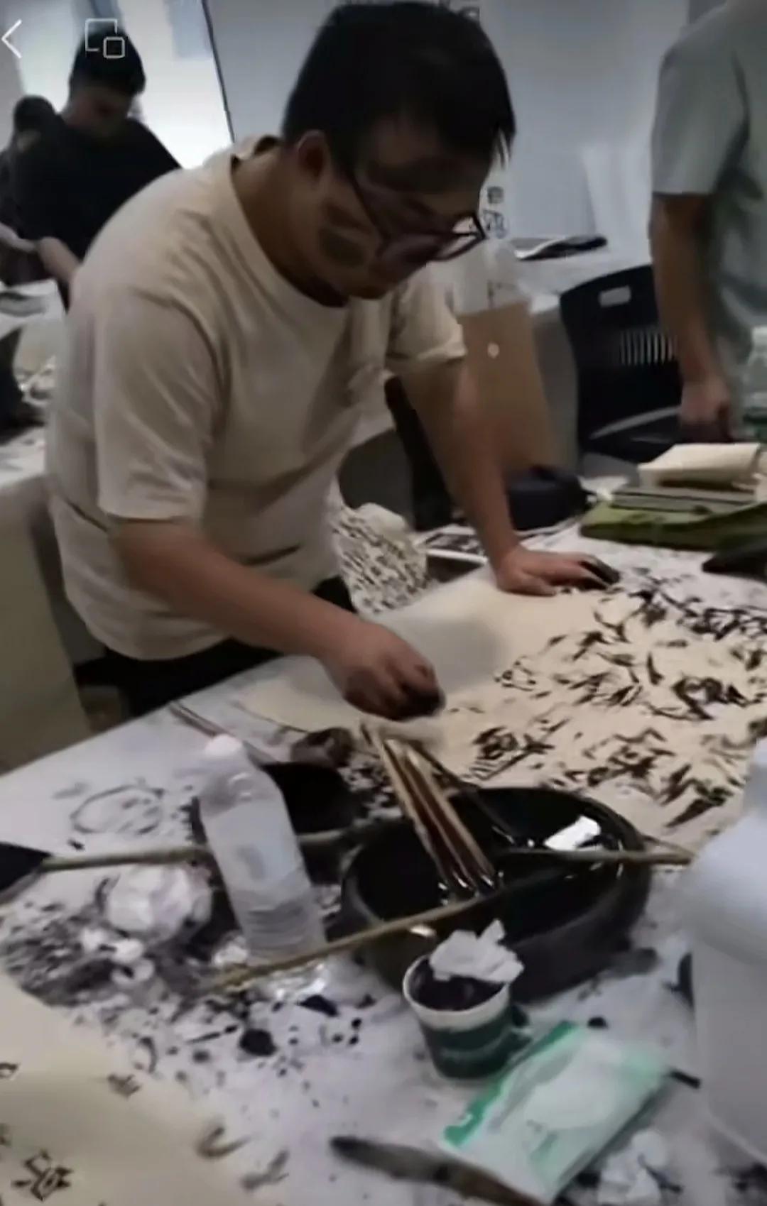 这是某著名书法大师举办的培训班，这是书法培训班还是鬼画符培训班。我觉得我都有点忍