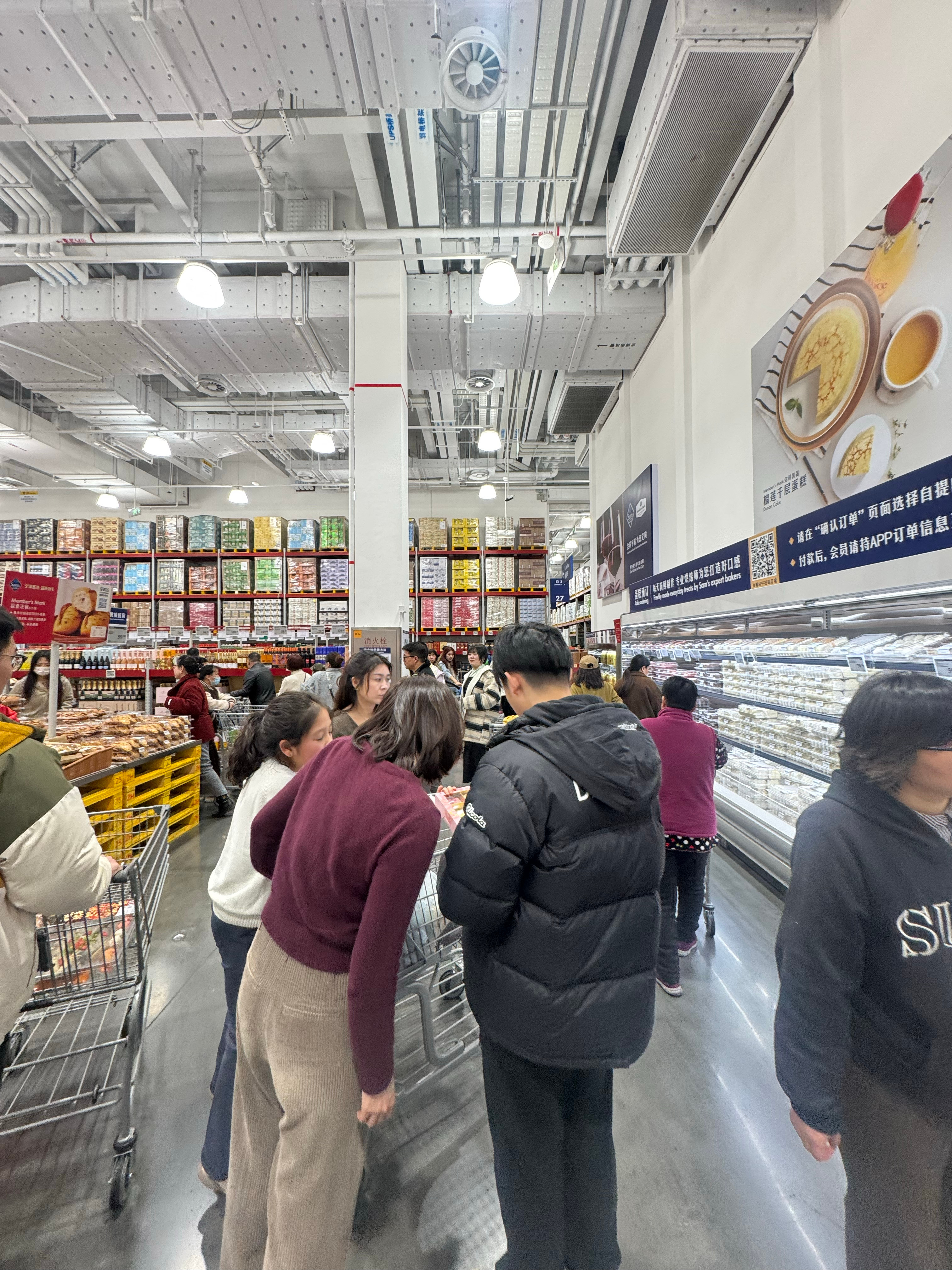 上海马路上已经很空了人全来山姆了