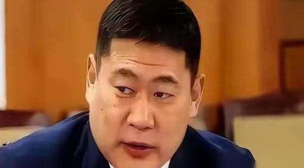 你去蒙古国待几天就会发现一个特别拧巴的现象。乌兰巴托的年轻人，嘴上骂中国那叫一个