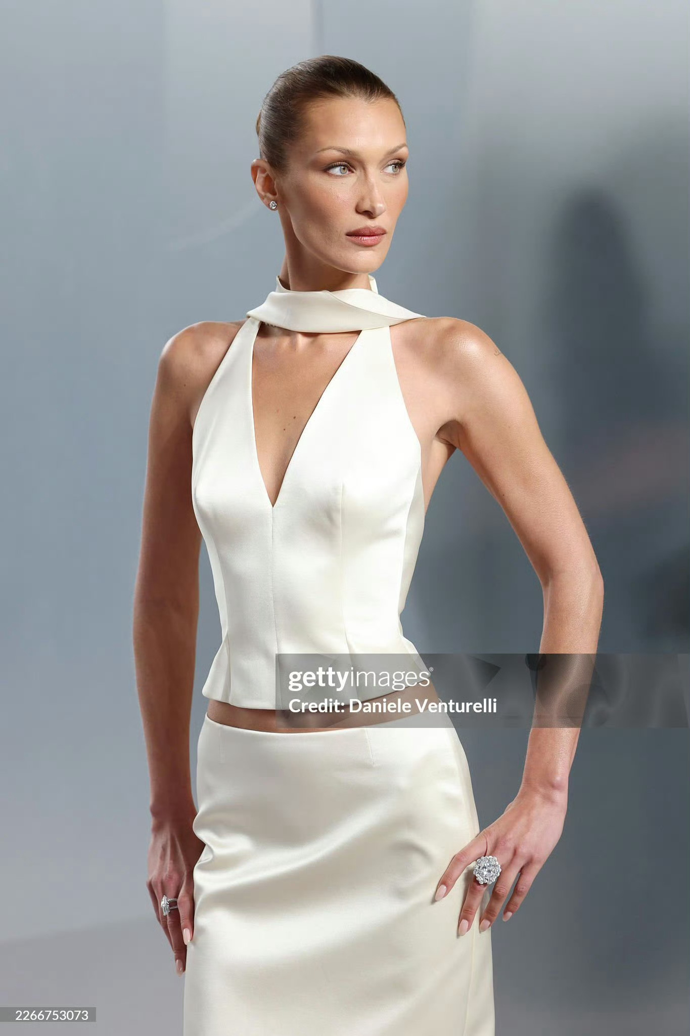 Bella Hadid  x  名利场奥斯卡派对，身穿来自Prada特别定制款亮