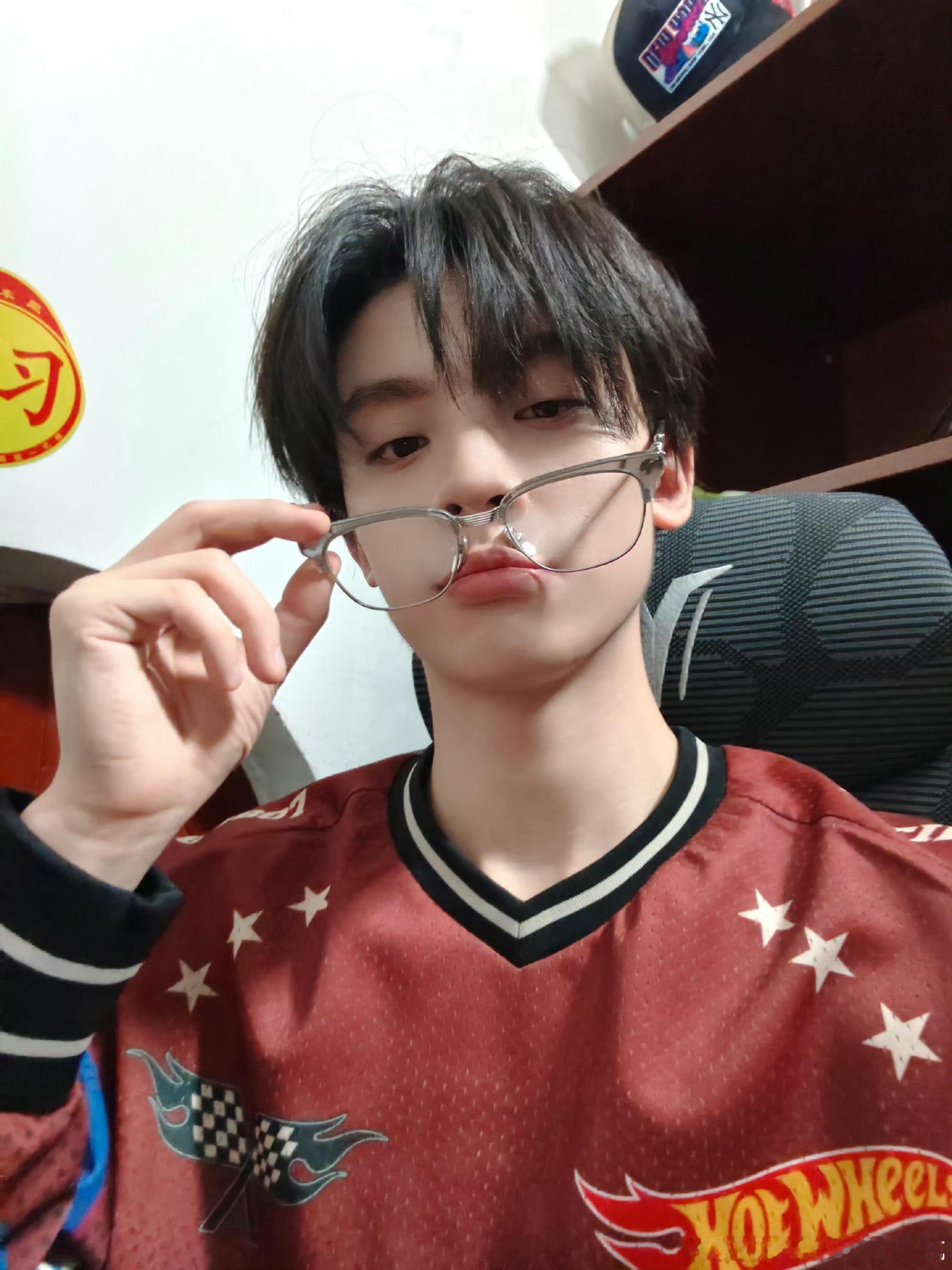 左航ZH prada品牌大使左航 左航一路向海的少年 人的一生会遇上许多许多的人