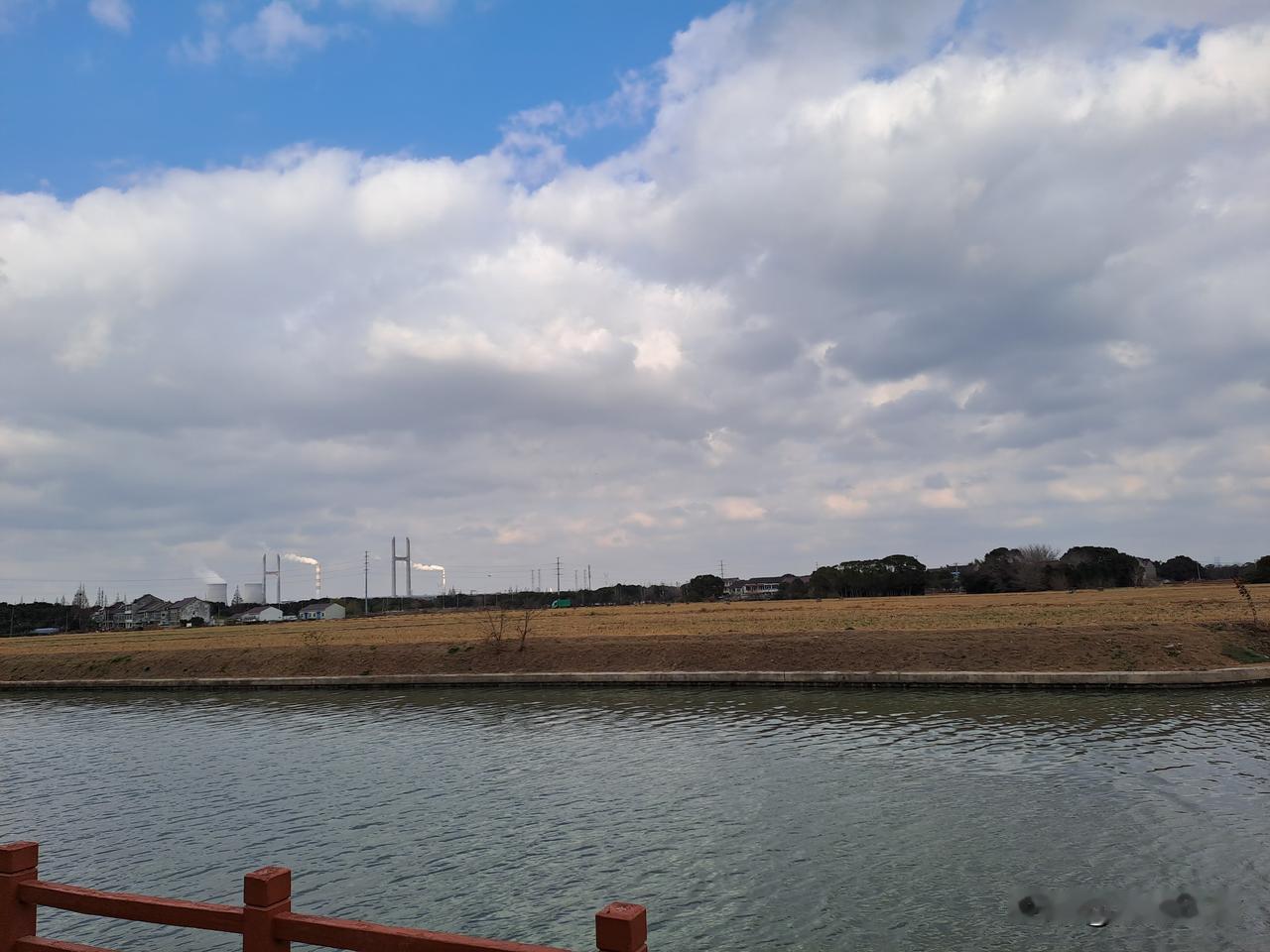 晒一张相册的云没有蓝天白云，只有水和云。