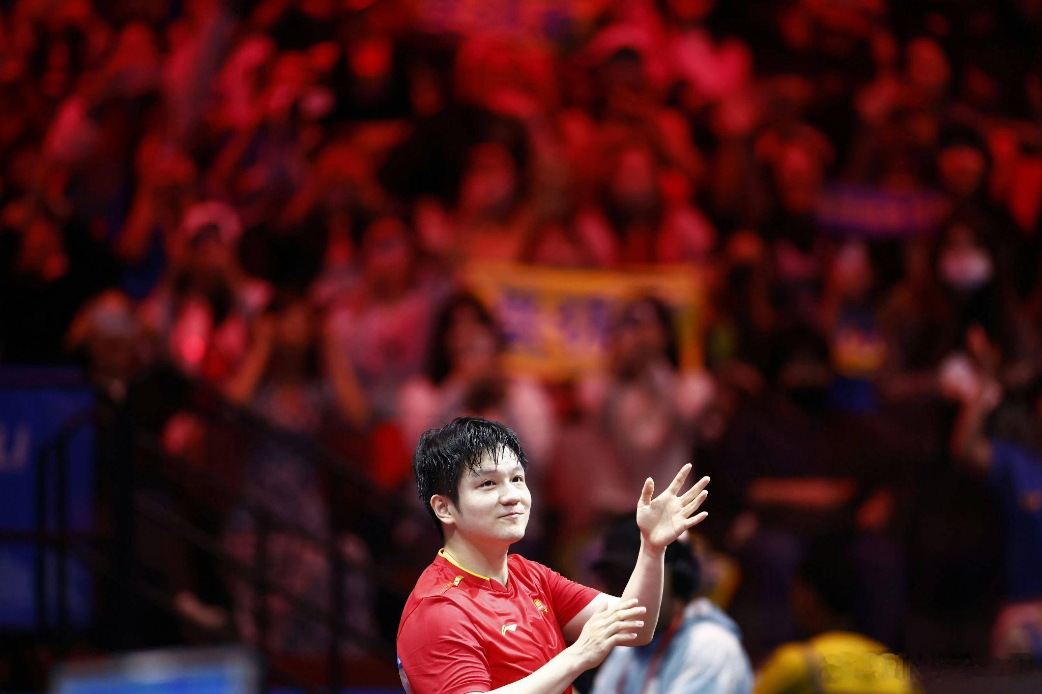 樊振东被称伟大被人致敬，源于他的品格。赢球不骄，输球不馁，这份沉稳与坚韧，赢得了