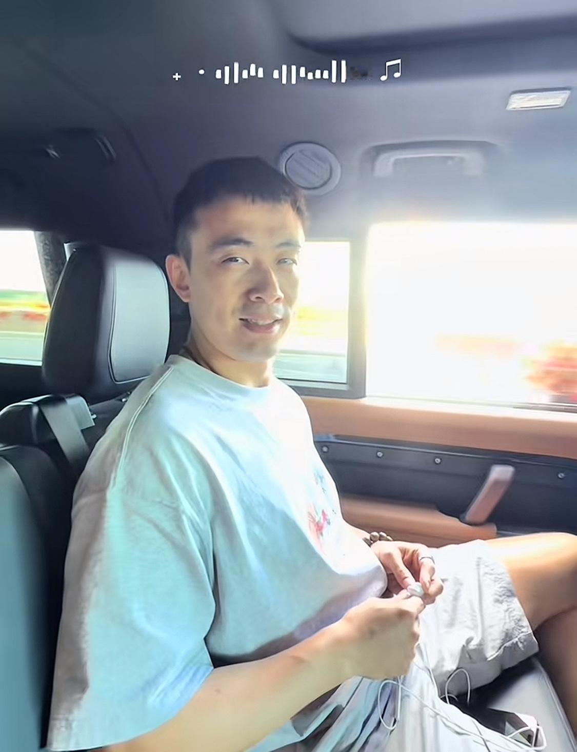 赵继伟凯旋回家，妻子王君瑞接机并送上鲜花。

9月1日，结束世预赛比赛的赵继伟回