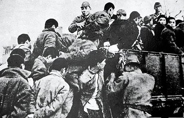 1937年，日本人在堆成山的尸体上浇满了煤油，随后投下了火把，火焰开始肆虐。突然