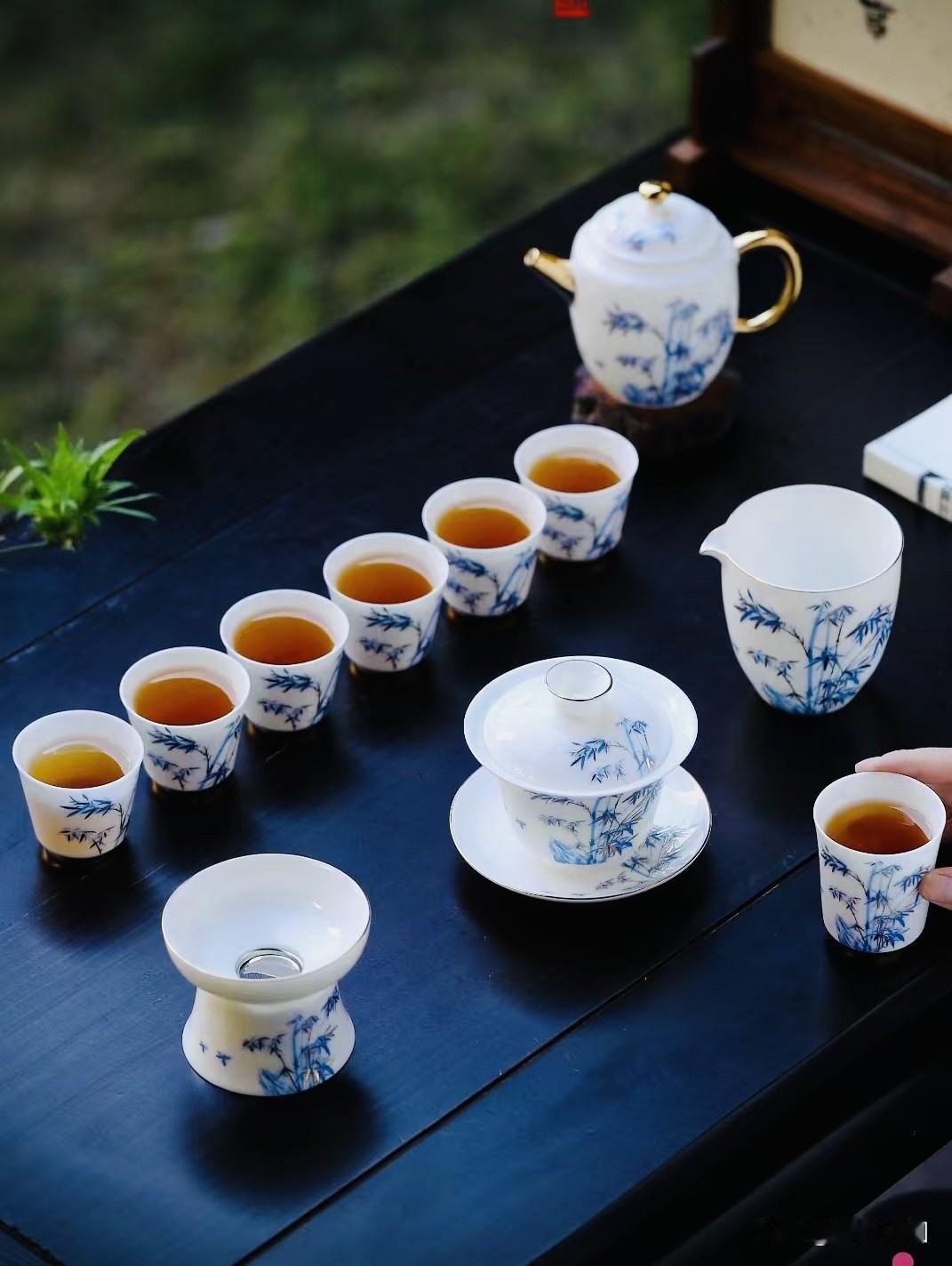 真心话茶局挥毫泼墨，追求气韵本真；围炉品茗，偏爱坦诚相交。真心话茶局，便是闹市中