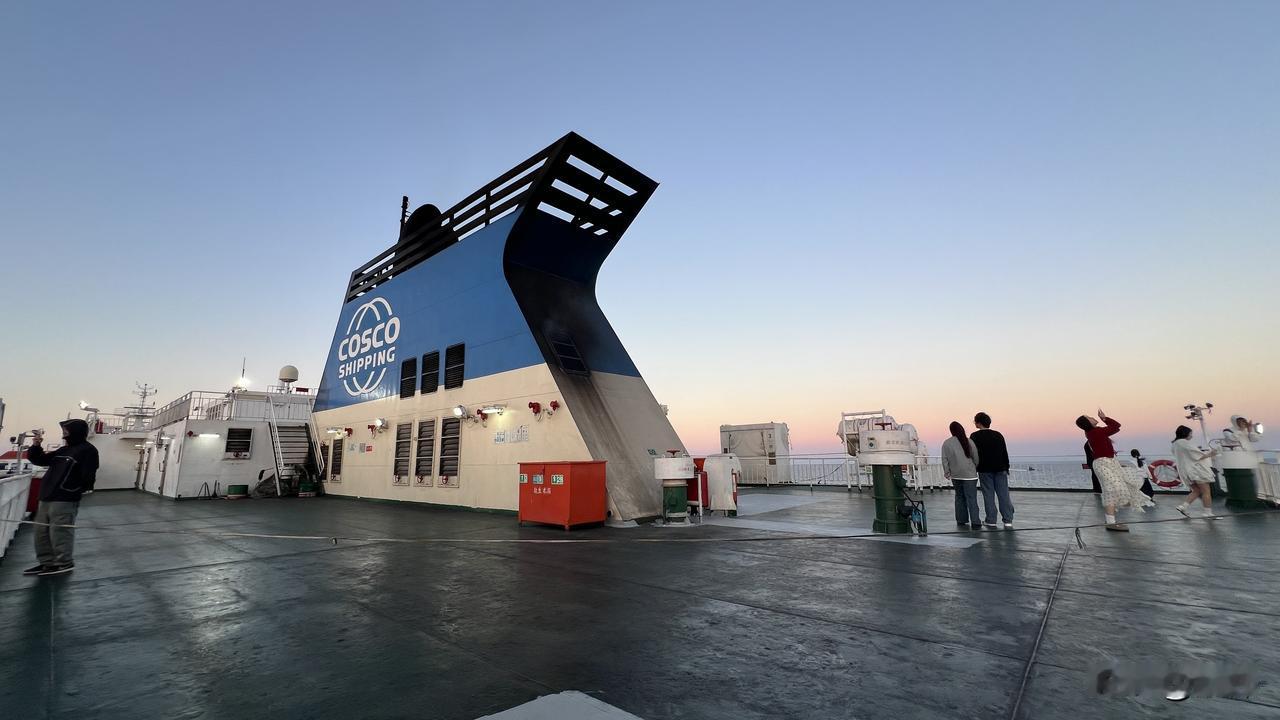 横渡渤海湾，在滚装船甲板上遇见一场海上日落。
一轮红日贴着海面缓缓下沉，远处MS