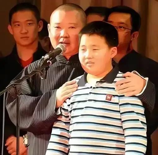 郭麒麟曾在一次采访里说过，“你们总说我靠我爸，但有件事你们肯定没法说我靠他，那就