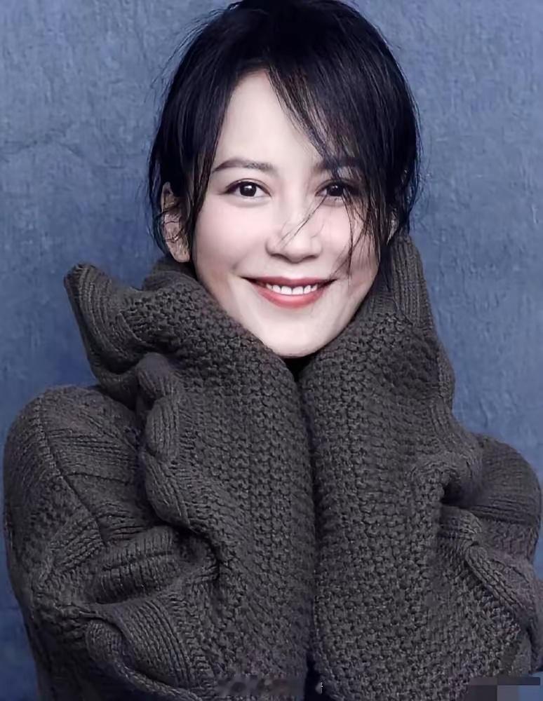 柳云龙要一个温顺的妻子，俞飞鸿却只想做自己。这一转身，就是30年。她和窦文涛把房