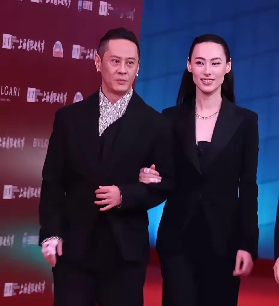 好奇查了一下梁洛施的新男友，真的让我很意外 