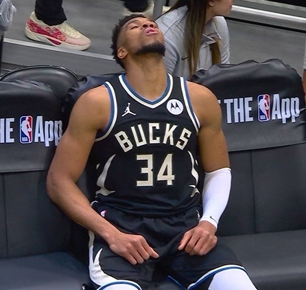 Chris Mannix在播客节目中：目前，马刺并不寻求追求字母哥，他们有优秀的