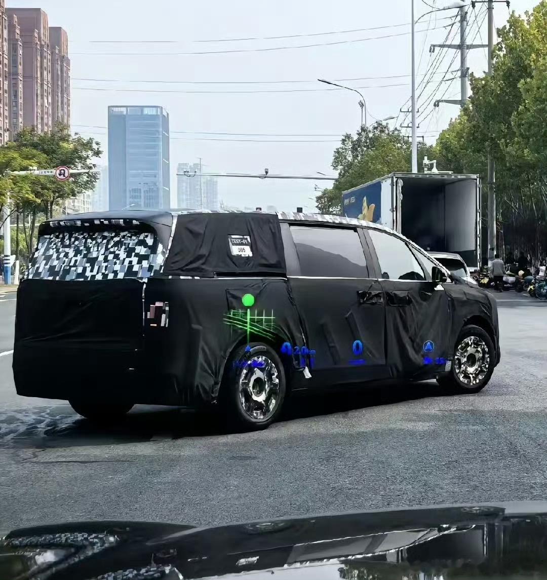 这么看确实够大，按照进度来说还没有那么快，明年先亮相的应该还是网传的智界MPV现