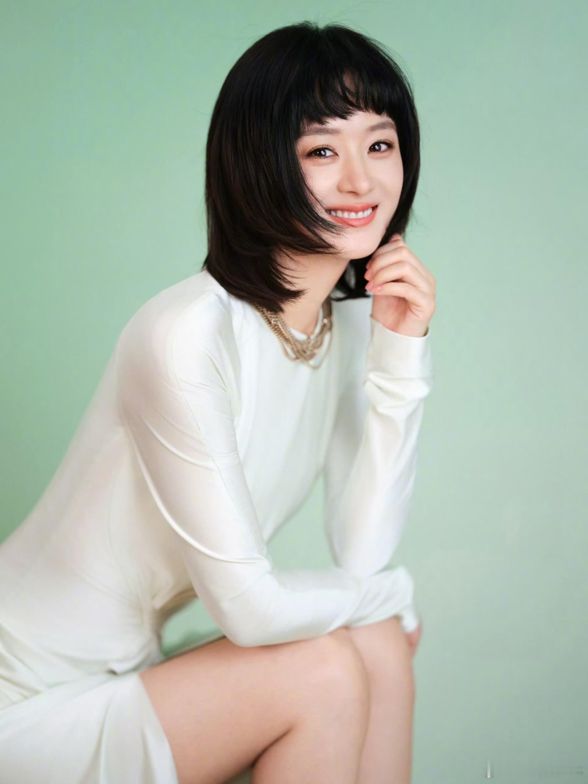 赵丽颖38岁状态 这几张短发照，直接把“可塑性天花板”打在公屏上了。可甜可盐可清