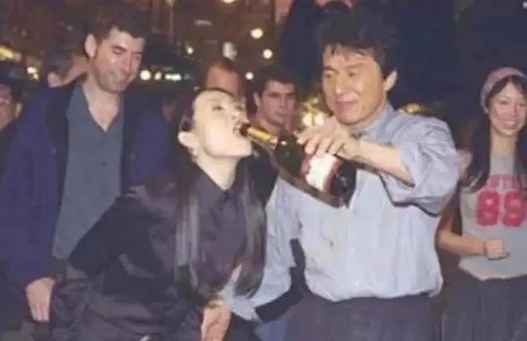 每次看这些图，都感叹她很牛很能豁出去…当年闯好莱坞也是轰轰烈烈了

后来她居然为