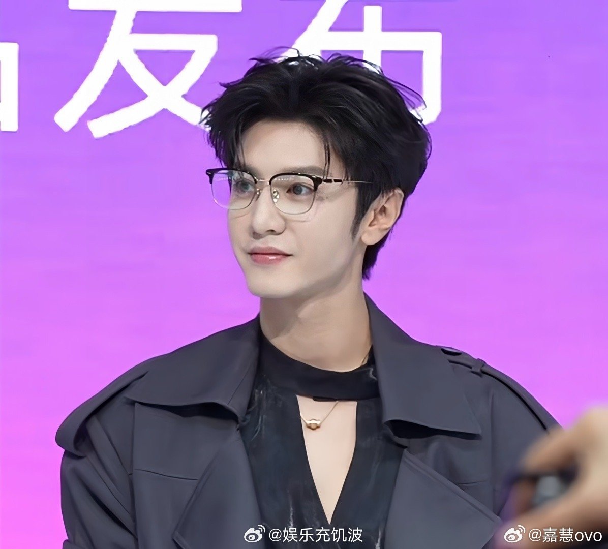 陈哲远黑色风衣造型陈哲远戴半框眼镜好蛊黑色风衣+半框眼镜=绝杀！陈哲远这套造型又