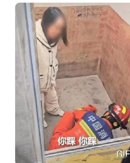 上人民日报了！江西萍乡，女子被困电梯，消防员想拉她上来。女子说了一句“我是孕妇”