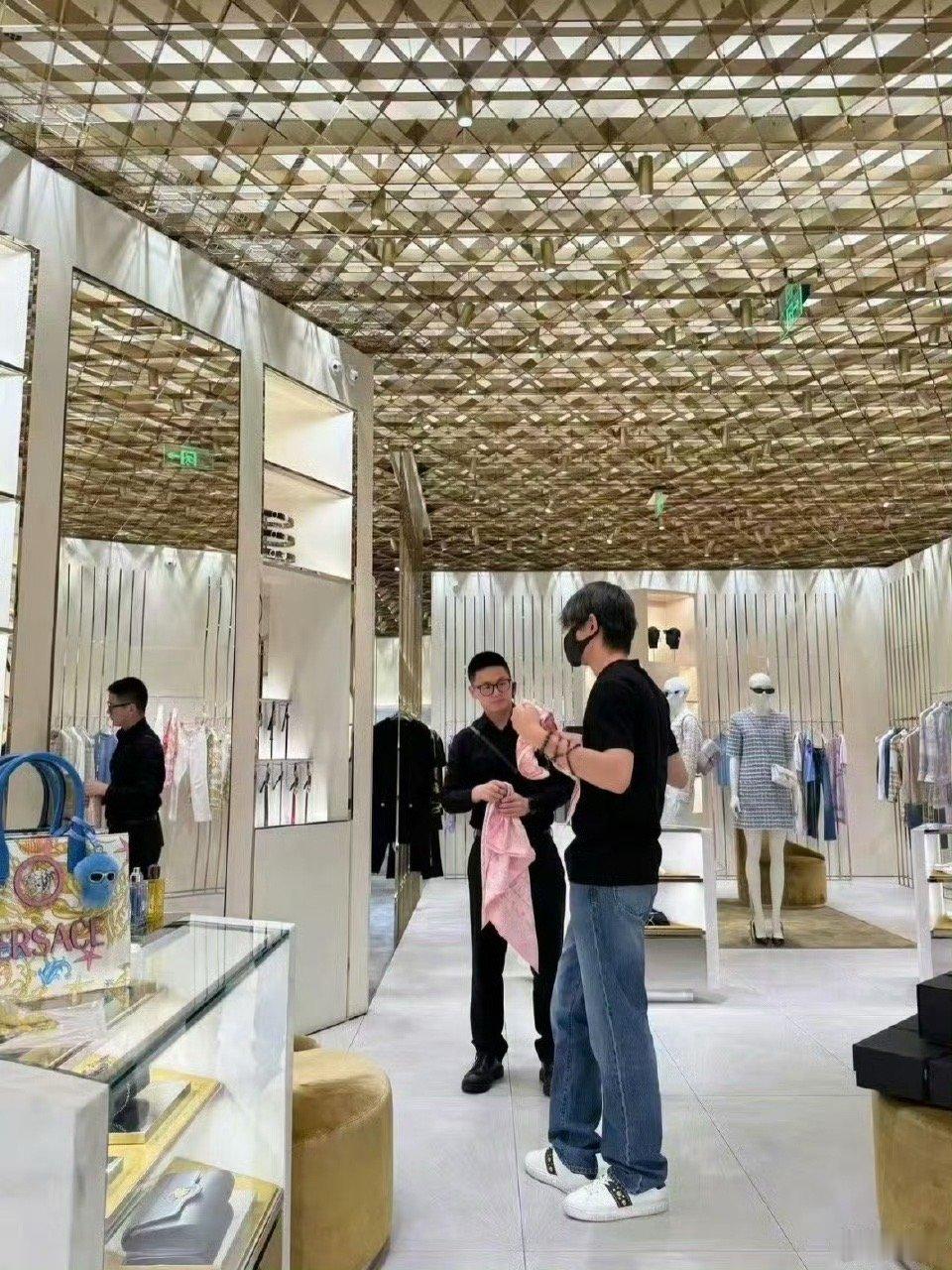 成都偶遇丁禹兮逛街哥，下次这种事也让我偶遇下[二哈][二哈]不能因为你很帅，就假