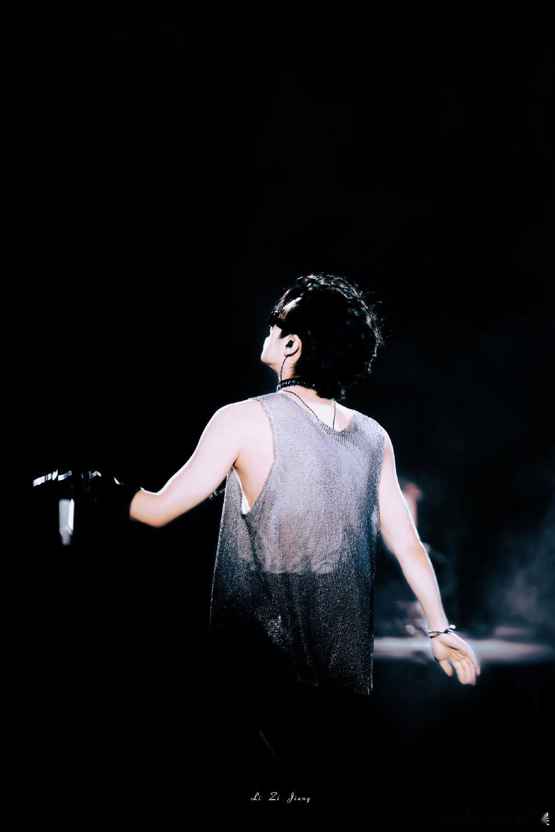 #周震南 太燥了# 周震南的舞台真的是太燃了，心潮澎湃的感觉油然而生，实力派歌手