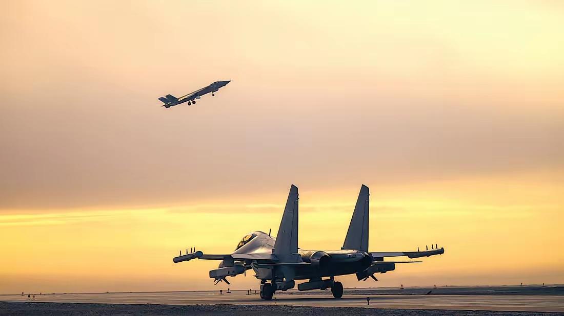 歼16D电子战机+歼20隐身战机。歼16出击 歼-20C 

一张非常唯美的图片