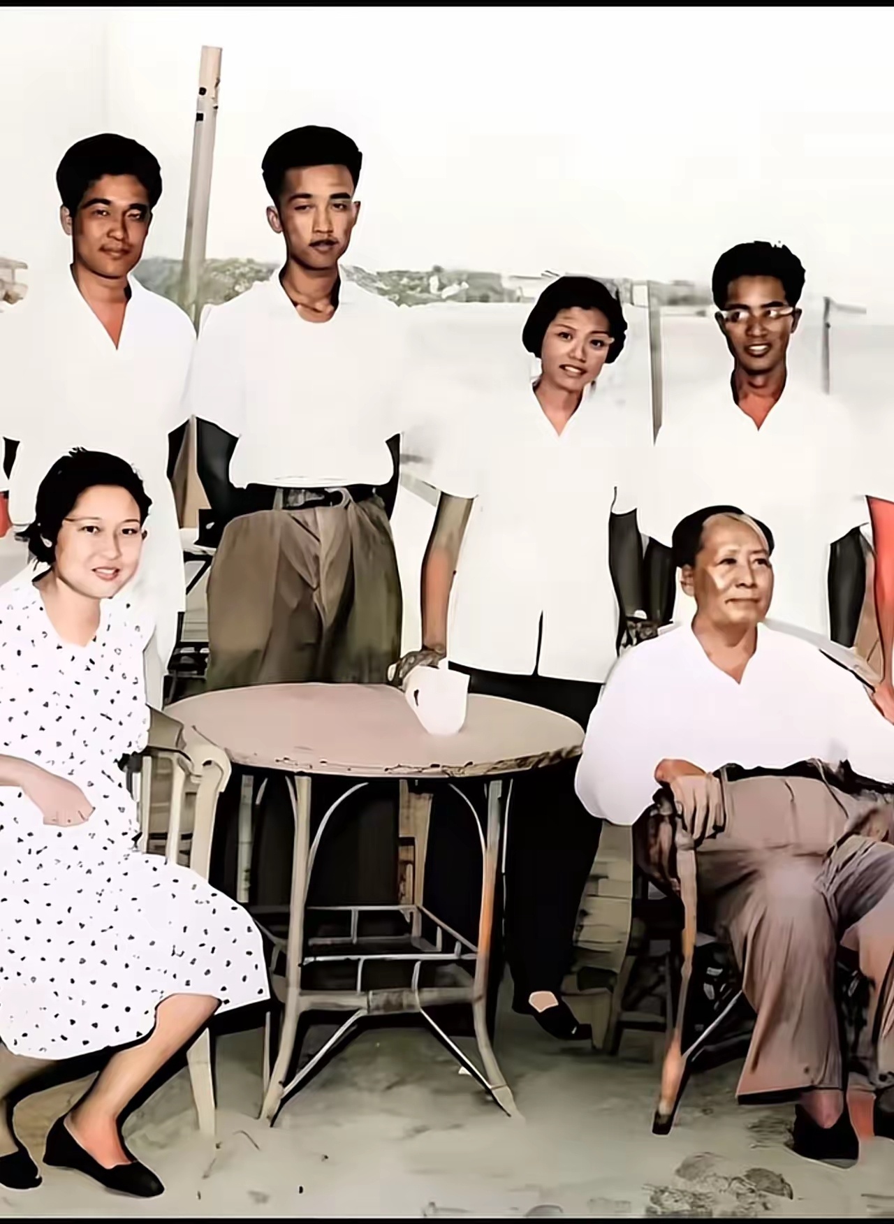 1962年，北戴河，毛主席与一众晚辈亲属，留下一张珍贵合影，不得不说，李敏太漂亮