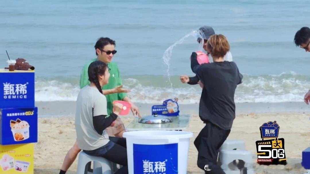 鹿晗连队友都不放过鹿晗犹豫1秒都是对队友的不尊重哈哈哈哈哈 泼水环节鹿晗队赢了，