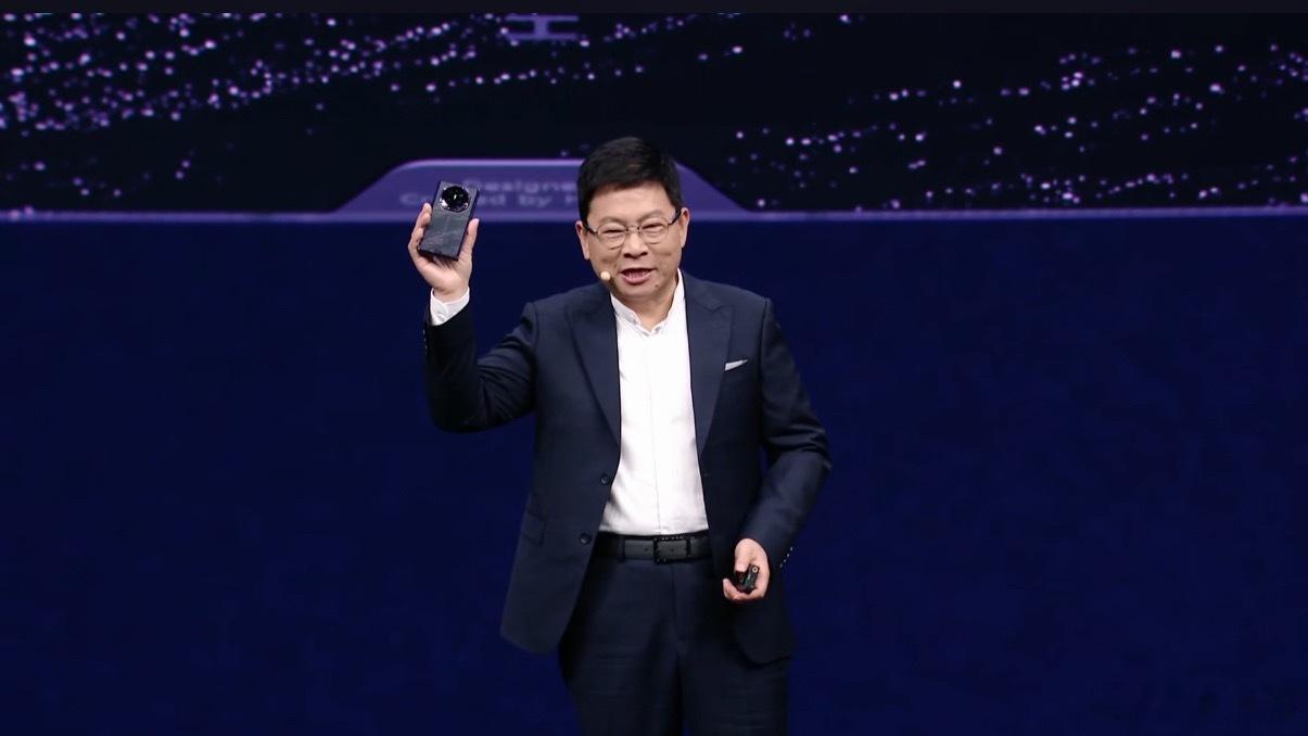 华为发布会华为新款三折叠HUAWEI Mate XT2，合起来厚度是12.3mm