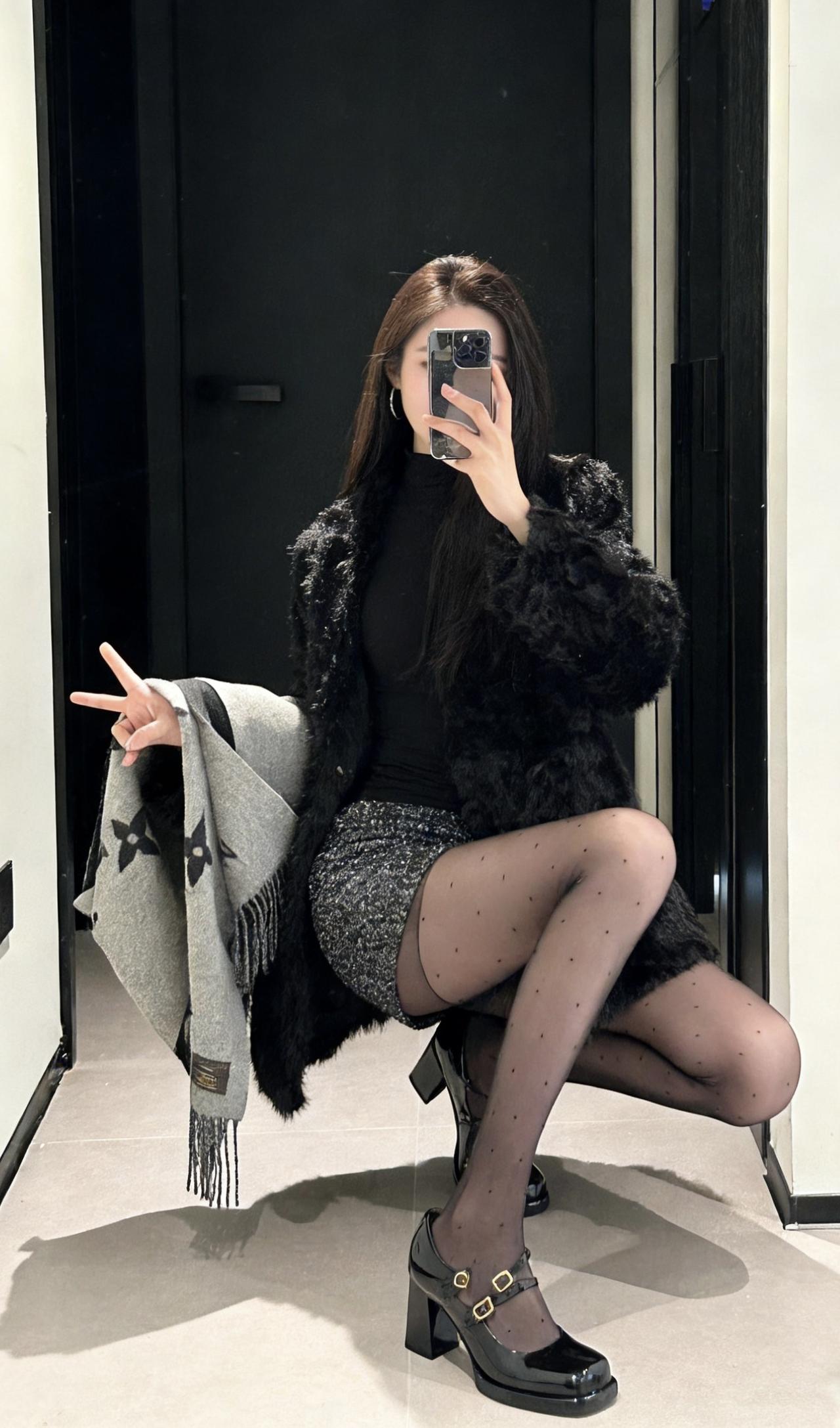 今日穿搭推荐轻熟辣妹风。
上衣：黑色毛绒外套+黑色高领内搭，毛绒外套保暖又显贵，