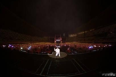 周传雄为粉丝多开一年巡演周传雄把编钟搬上舞台 跨越时空的音符与古老的编钟碰撞，周