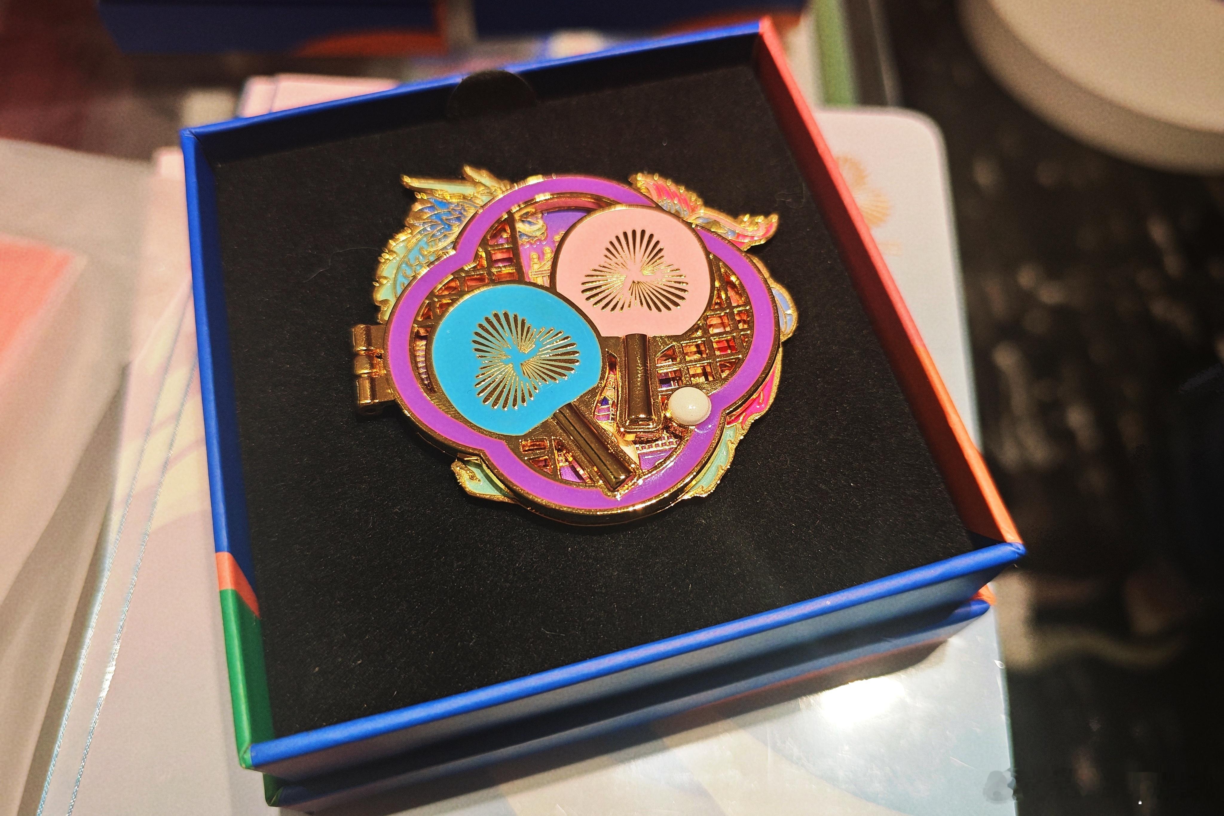 王楚钦孙颖莎 这款十五运会特许商品（冰箱贴）的设计师是哪位？这么看平平无奇打开看