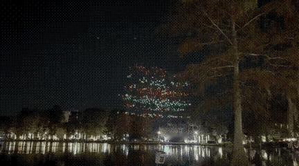 “没有金刚钻，别揽瓷器活”，这句话对美国的无人机表演是最好的诠释，在圣诞节前夜，