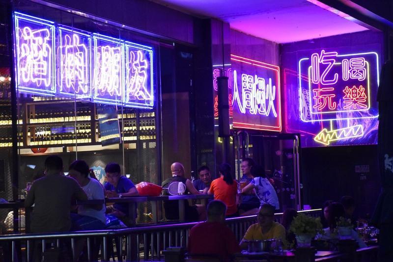 将VR场景与夜市经济相融合，打造沉浸式体验式文旅场景，这想法实在是妙极了！既为传