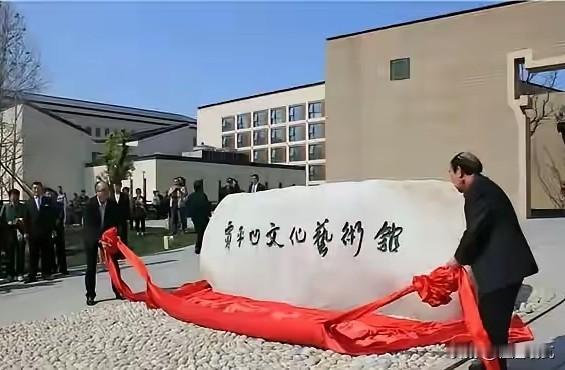 比花35万经费研究一位作家身世更离谱的是，多地动用公共资金，集中为在世作家修建多