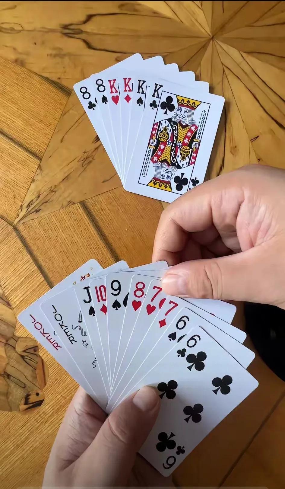 现在的斗地主出牌五花八门，如果这牌想赢的话真的需要好好琢磨一下。

如果先出七到