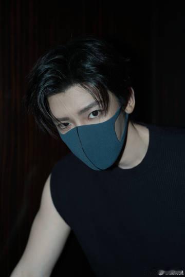 侯明昊直播 侯明昊在直播里的表现简直无可挑剔！他的时尚感超强，各种风格的服装都能