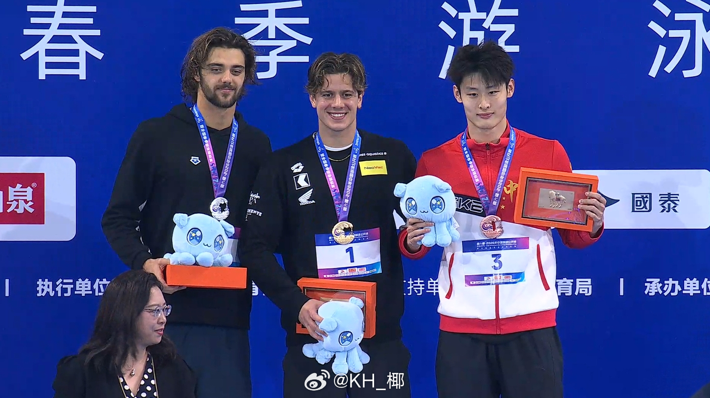 一起滞留机场，一起连夜赶到深圳，一起登上领奖台 