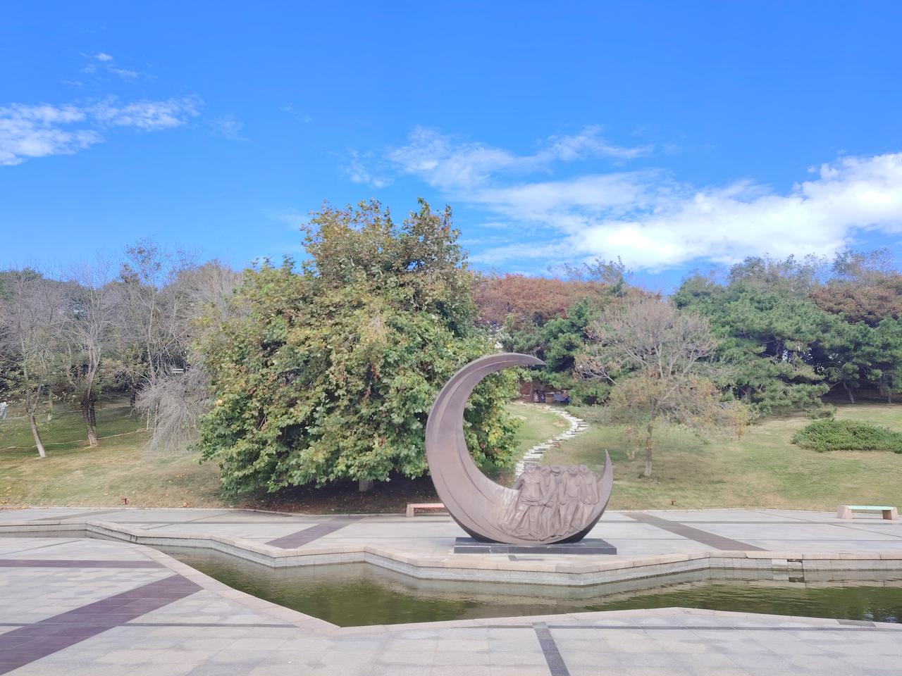 天高云淡，风清气爽，青岛的秋天韵味越来越浓了！
青岛雕塑园