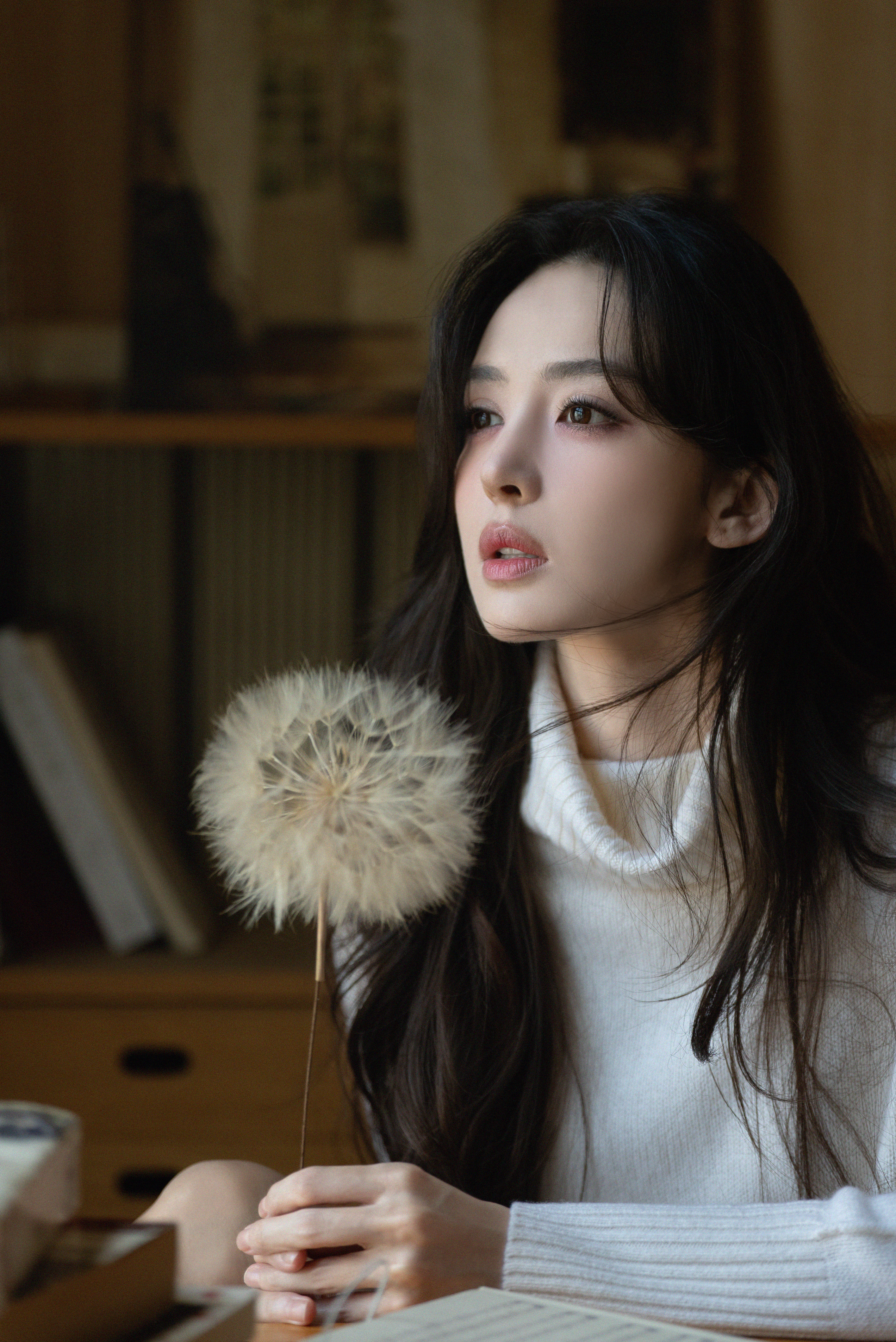 古力娜扎  慵懒缱绻的气质揉着易碎的温柔，像浸了牛乳的月光，漫开的柔意勾得人心尖