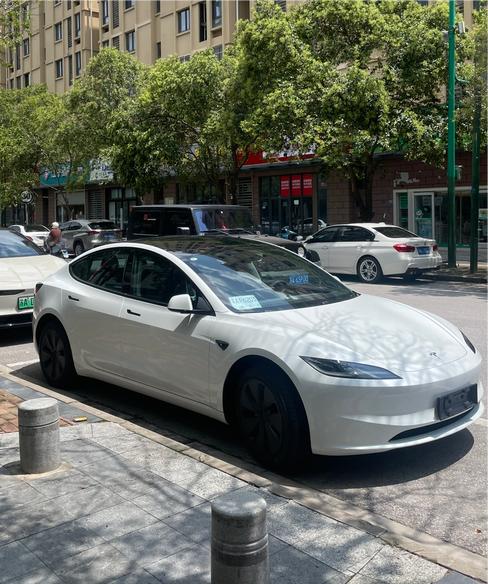 年轻人的第一台玩乐纯电车，二手Model3可玩性有多高？
很多喜欢开车的年轻人，