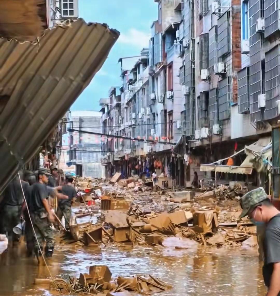 7月8日，微博出手，对多个借广西灾情发布“催捐”“对比拉踩”内容的账号进行处理：