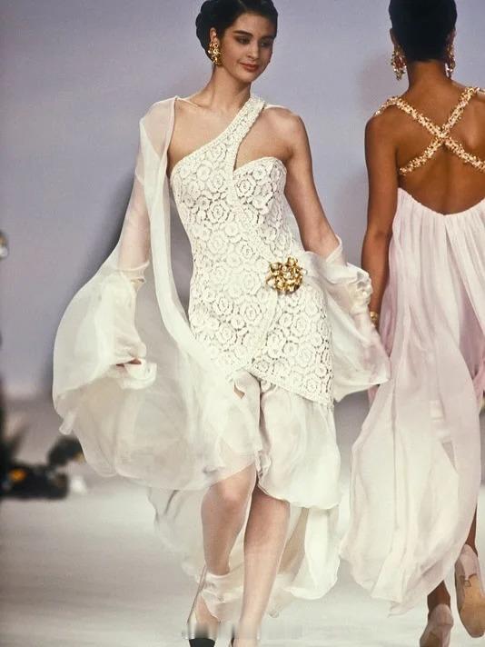 Chanel 1990 | 镌刻在时光里的优雅 