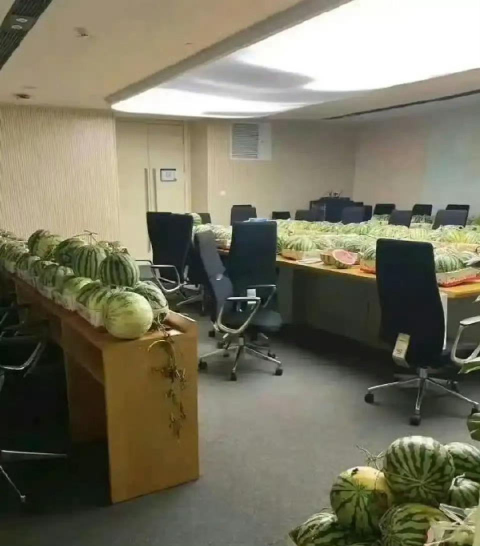 领导在开会前让我安排一点水果 结果我第二天就被开除了 至今不知道啥原因 