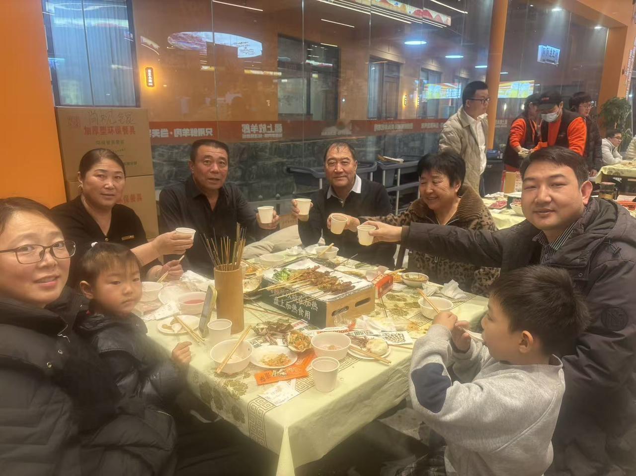 一家人围桌享受美食，其乐融融。