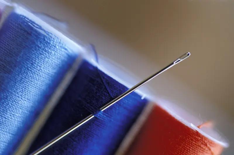 惊险！近日合肥一名9个月大男婴睡觉时，裹在被中的一根3厘米缝衣针扎入其背部，并随