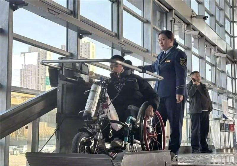 清明假期，天津地铁9号线东海路站接到邻站通知，有四名行动不便的残疾乘客需从本站出