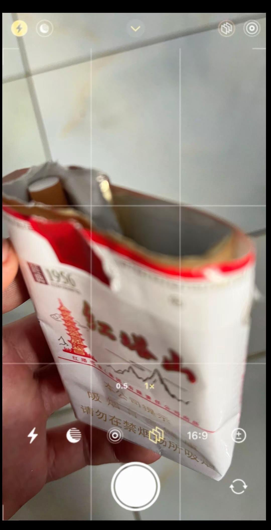 我宁愿抽一辈子烟 也不再念你那句晚安