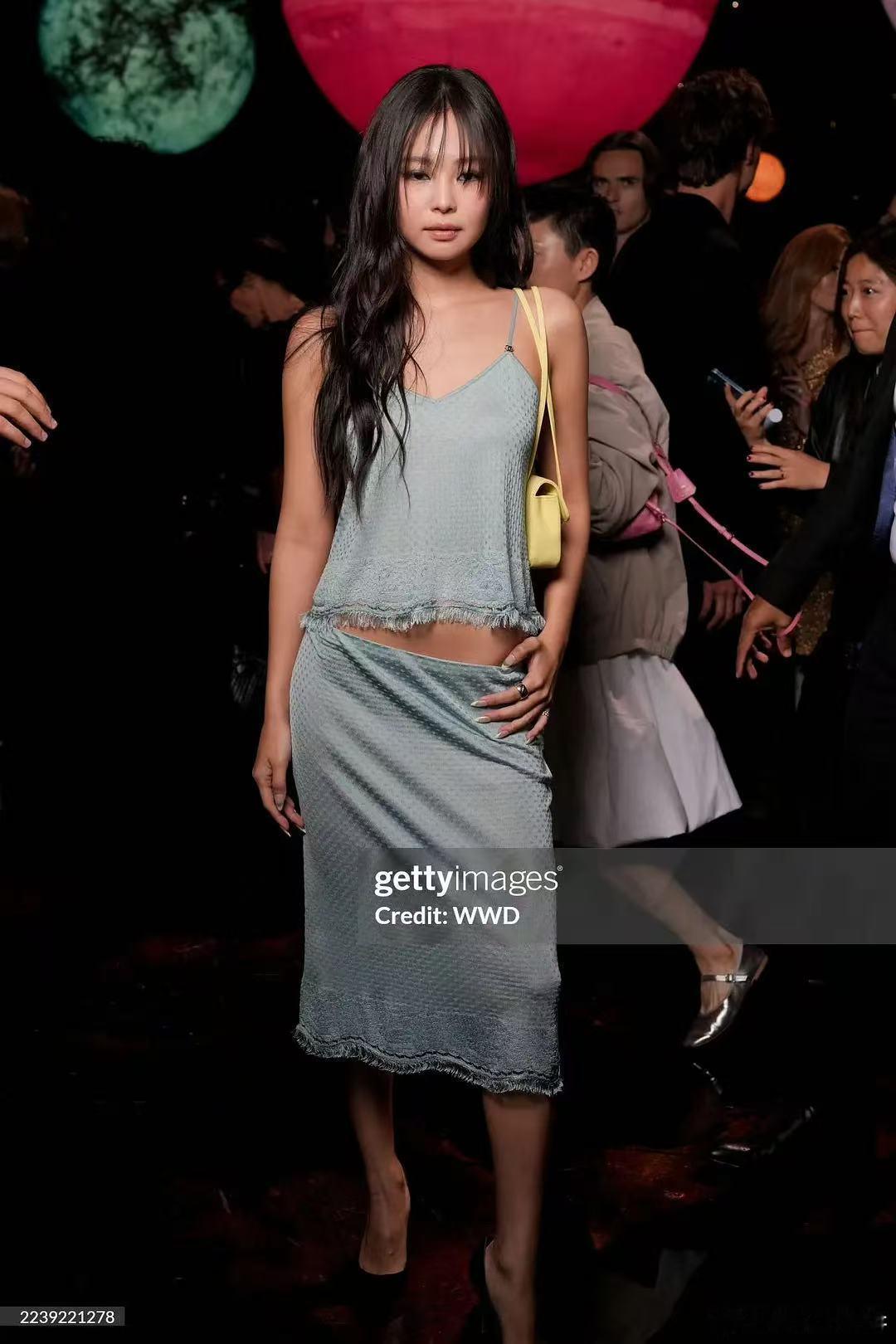 ennie演唱会服装 JENNIE的舞台服装不仅是视觉享受，更是她表达思想的方式