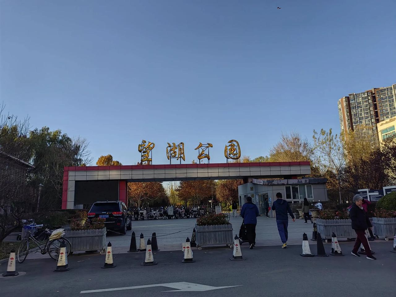儿子家住在北京望京片区，这一带面积有十多平方公里，下辖二十多个社区，是朝阳区最年