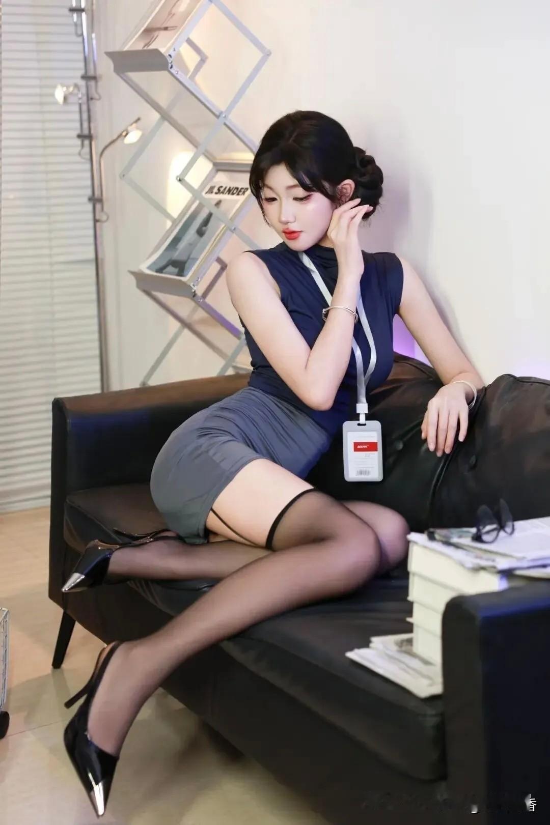 优雅职场风，黑丝袜搭配高跟鞋，尽显女性魅力！