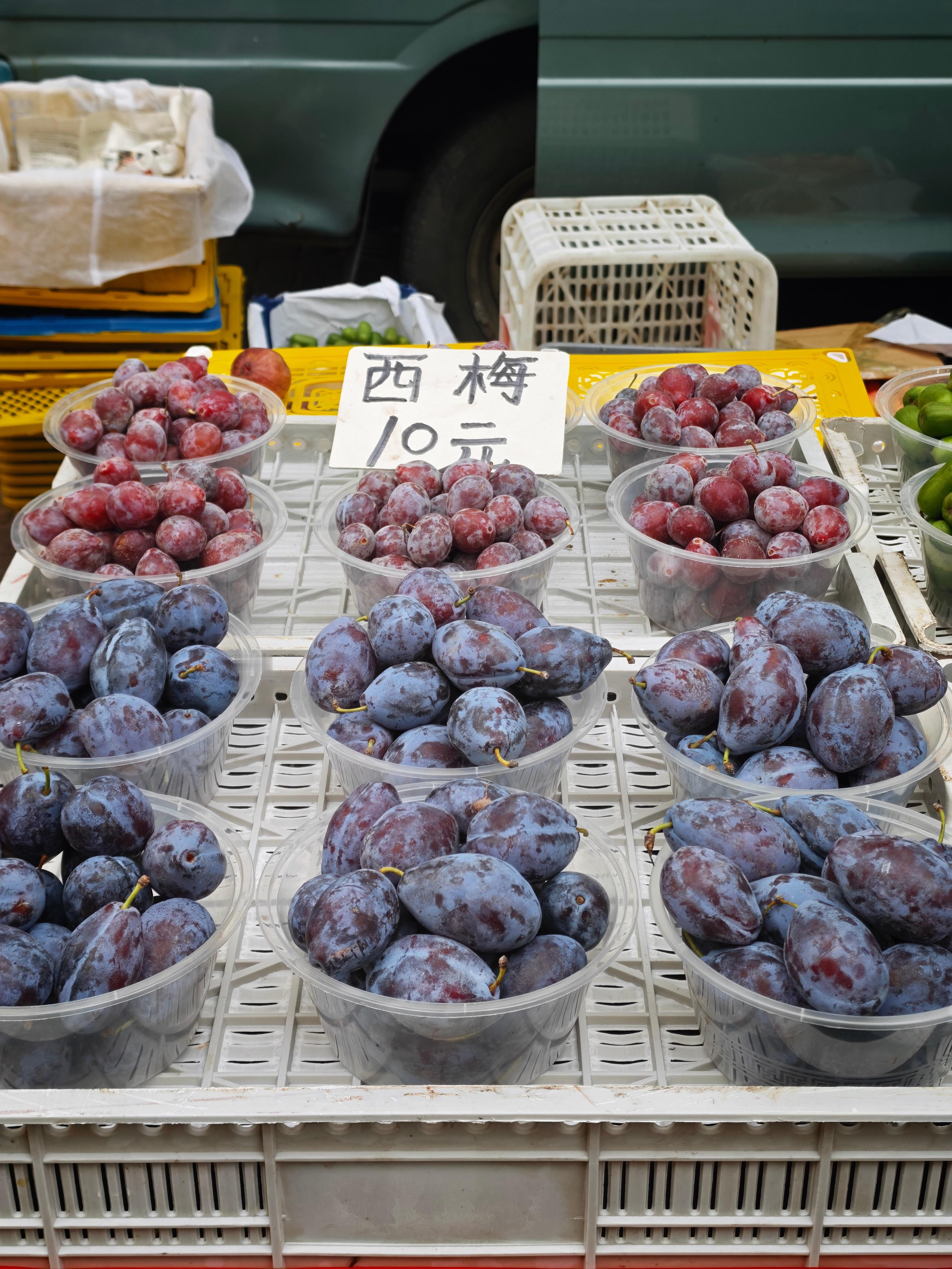 早市我们去的安静街早市。逛下来确实游客比较少，本地人更多，除了一些早点吃食，更多